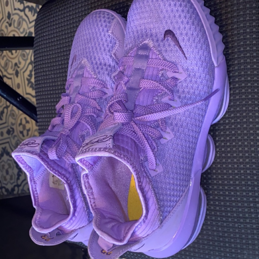 Nike Men’s Lebron 16 low “Atomic Purple”